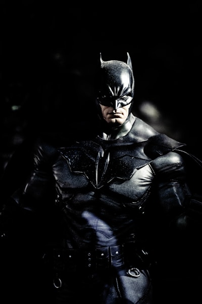 动作冒险电影海报：英雄对决场景